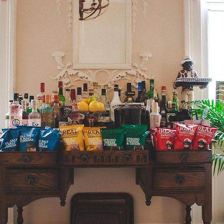 مبيت وإفطار شروزبري Darwin'S Townhouse المظهر الخارجي الصورة A wet bar