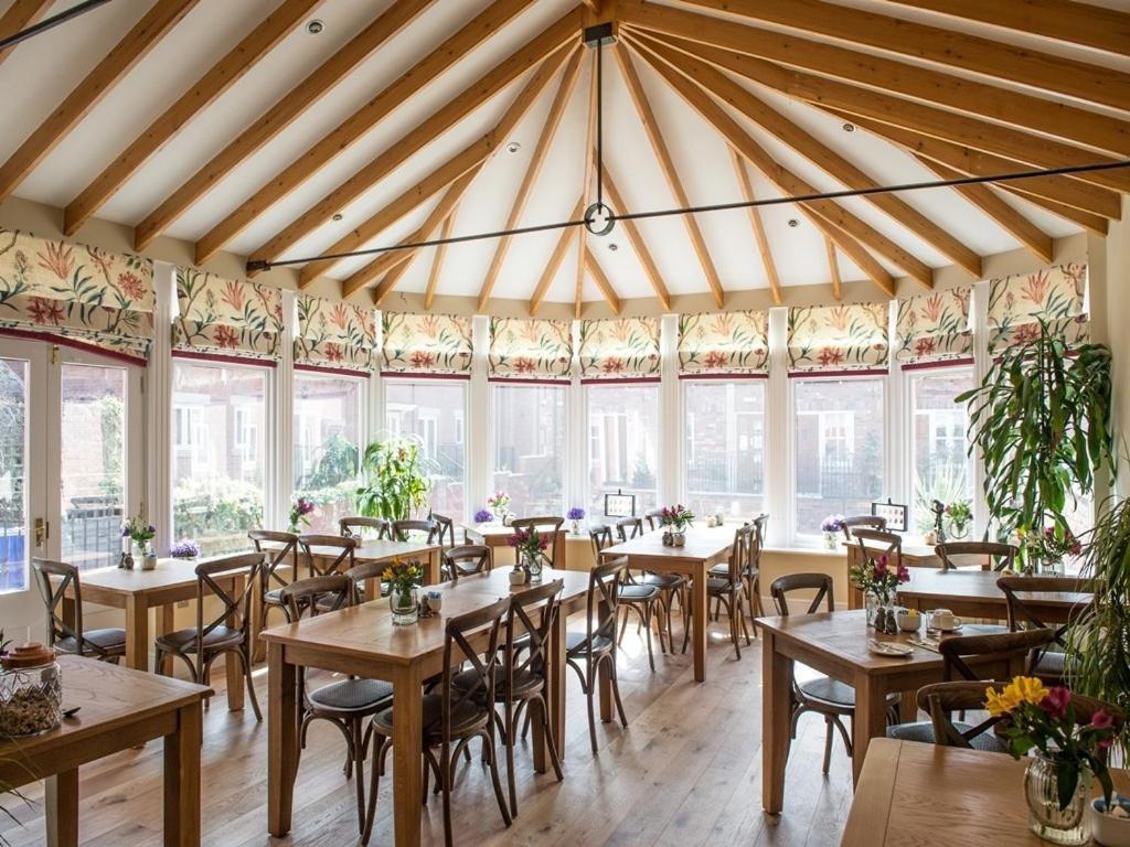 مبيت وإفطار شروزبري Darwin'S Townhouse المظهر الخارجي الصورة The restaurant at the National Motor Museum
