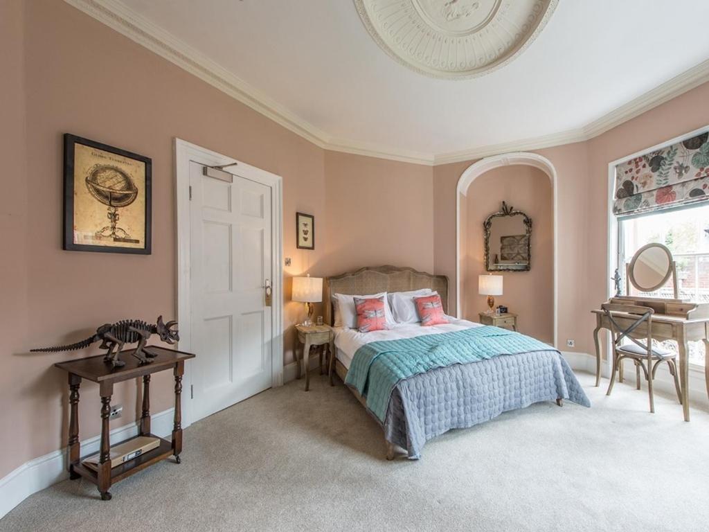 مبيت وإفطار شروزبري Darwin'S Townhouse المظهر الخارجي الصورة The bedroom of the 18th-century house