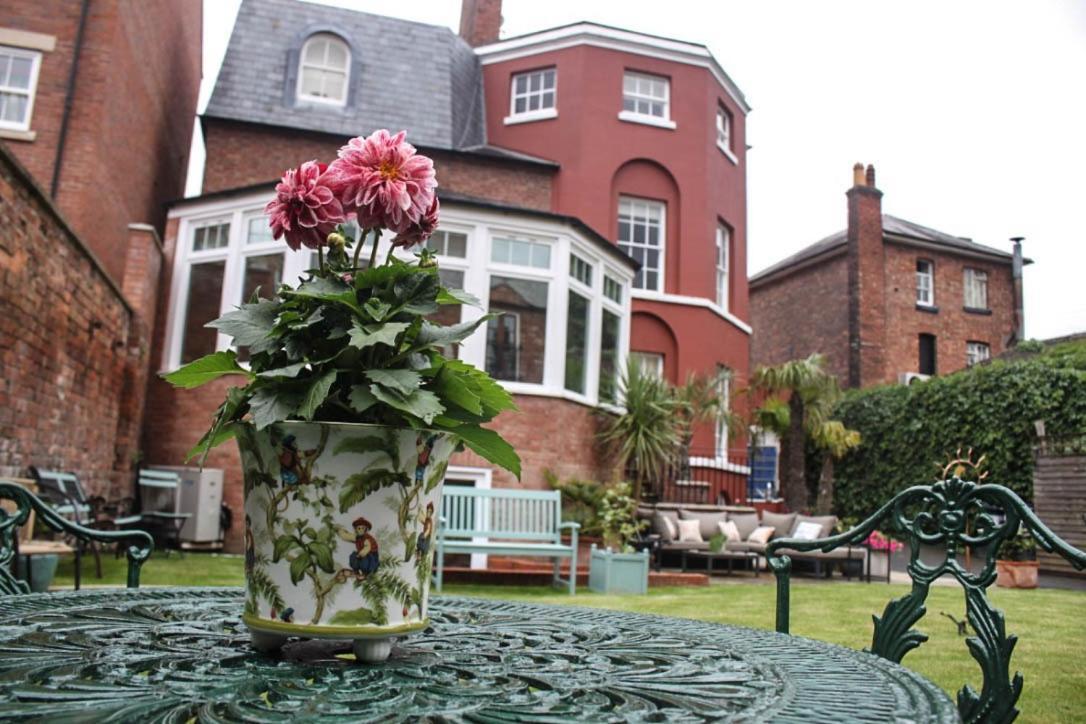 مبيت وإفطار شروزبري Darwin'S Townhouse المظهر الخارجي الصورة The garden of the former school