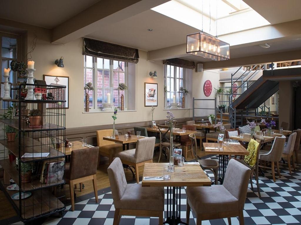 مبيت وإفطار شروزبري Darwin'S Townhouse المظهر الخارجي الصورة The restaurant at The Old Bank