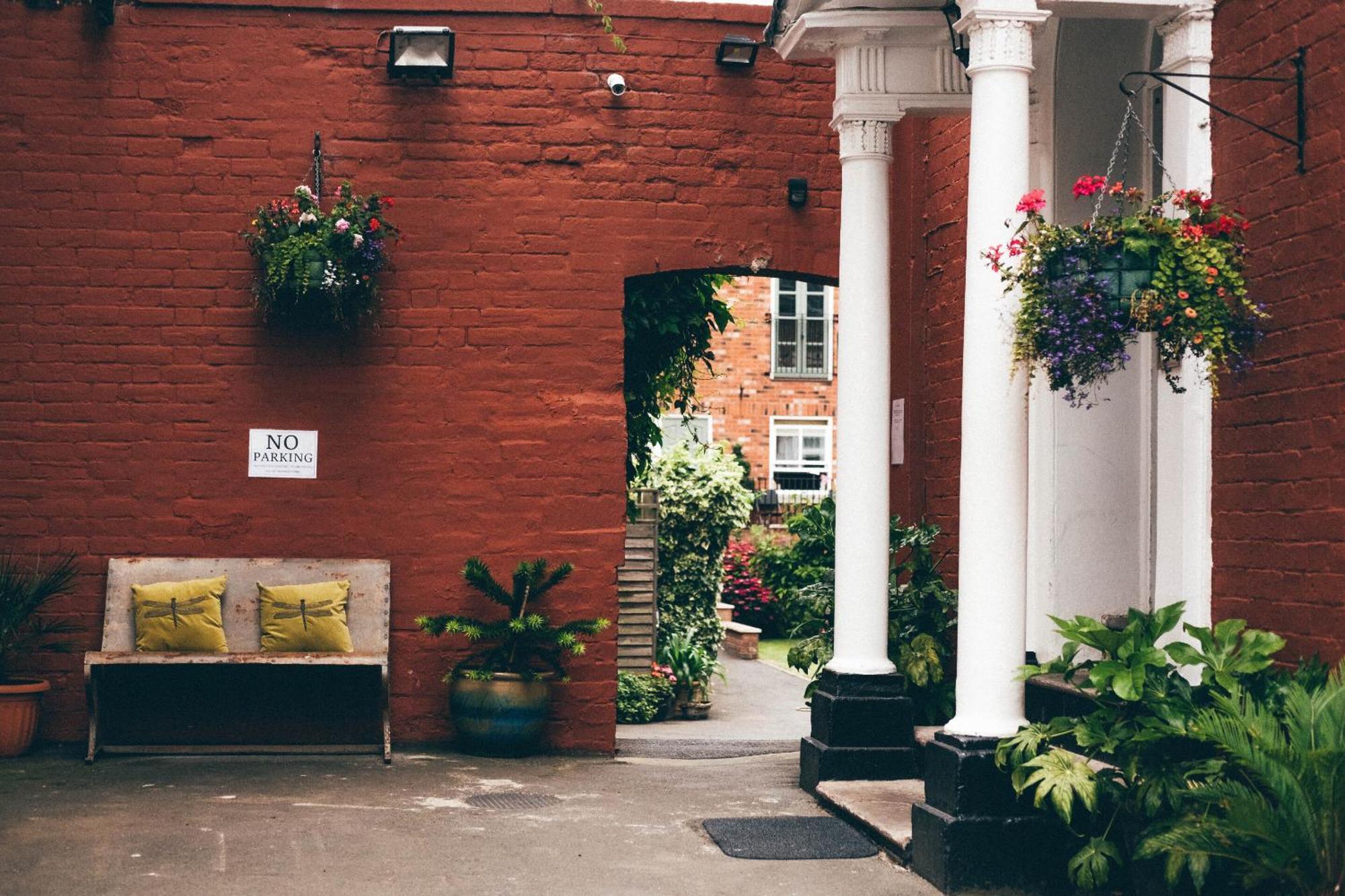 مبيت وإفطار شروزبري Darwin'S Townhouse المظهر الخارجي الصورة The entrance to the courtyard of the former St. Mary's Hospital