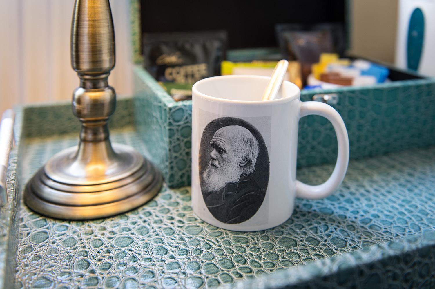 مبيت وإفطار شروزبري Darwin'S Townhouse الغرفة الصورة A mug with a portrait of Darwin