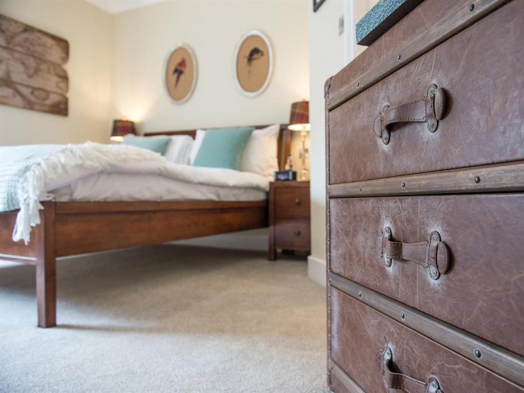 مبيت وإفطار شروزبري Darwin'S Townhouse الغرفة الصورة A bedroom at The Old Post Office