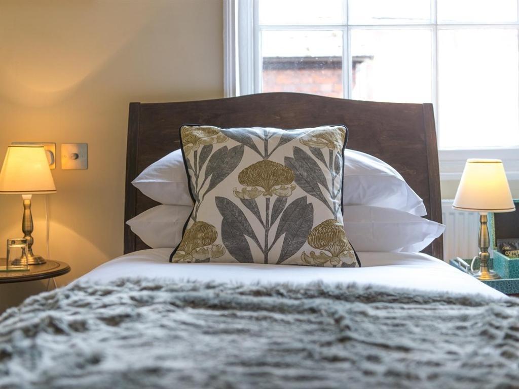 مبيت وإفطار شروزبري Darwin'S Townhouse الغرفة الصورة A bed with a throw