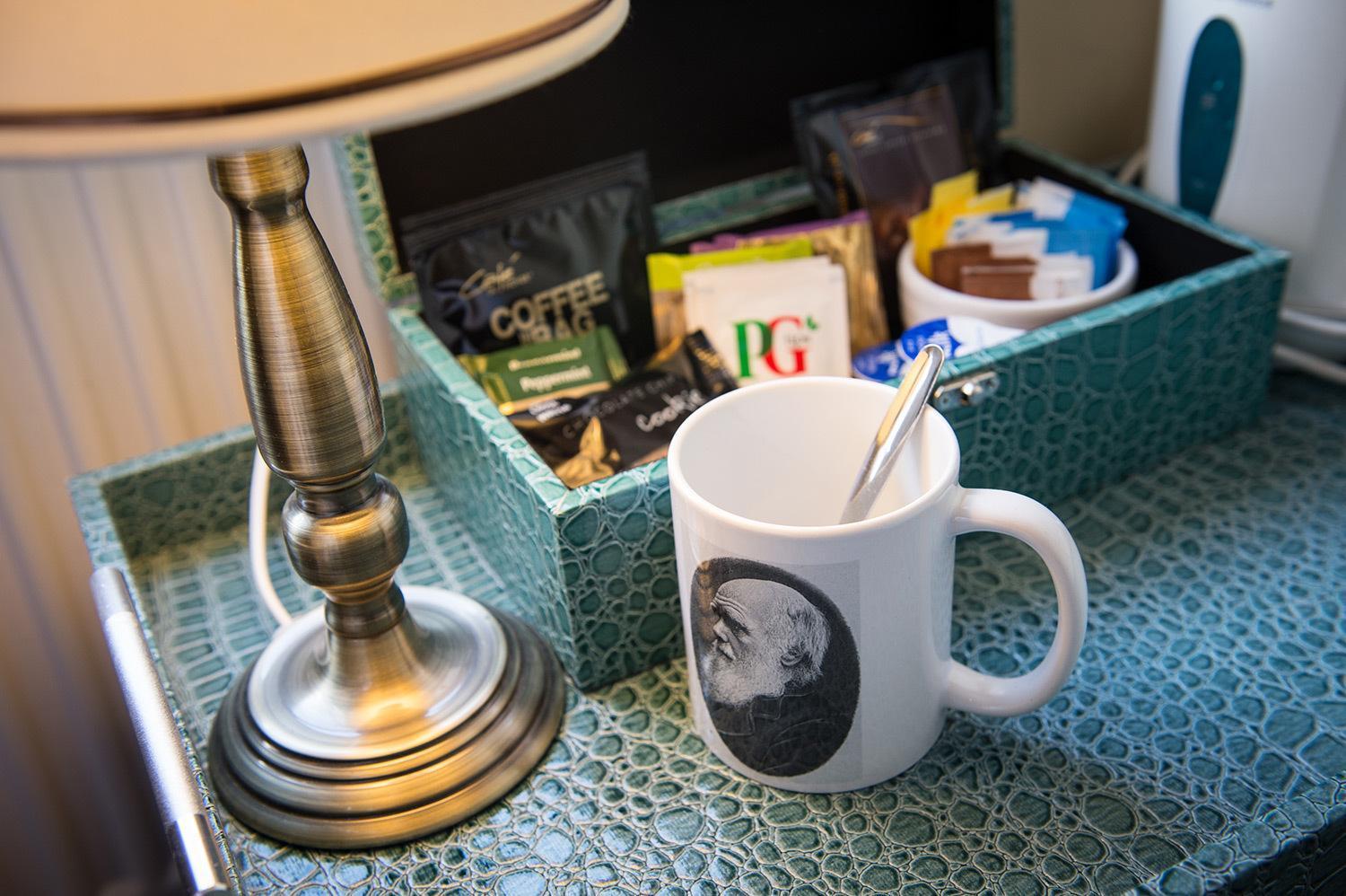 مبيت وإفطار شروزبري Darwin'S Townhouse الغرفة الصورة A coffee and tea tray in a hotel room