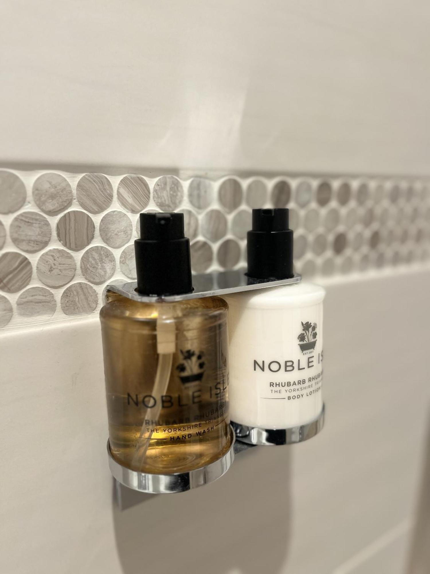 مبيت وإفطار شروزبري Darwin'S Townhouse الغرفة الصورة Noble Isle products