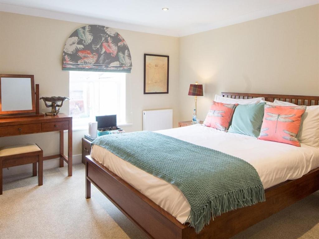 مبيت وإفطار شروزبري Darwin'S Townhouse الغرفة الصورة A bedroom at The Old Vicarage