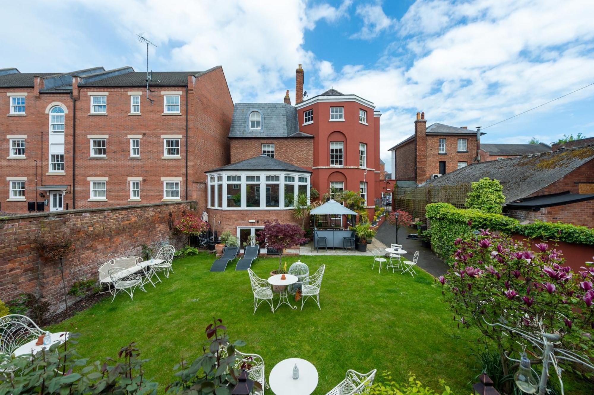 مبيت وإفطار شروزبري Darwin'S Townhouse الغرفة الصورة The garden of the hotel